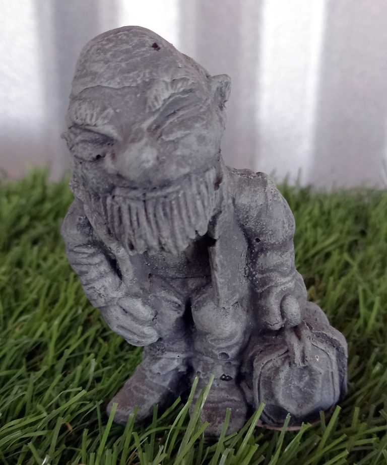 MS 086 – Gnome with suitcase