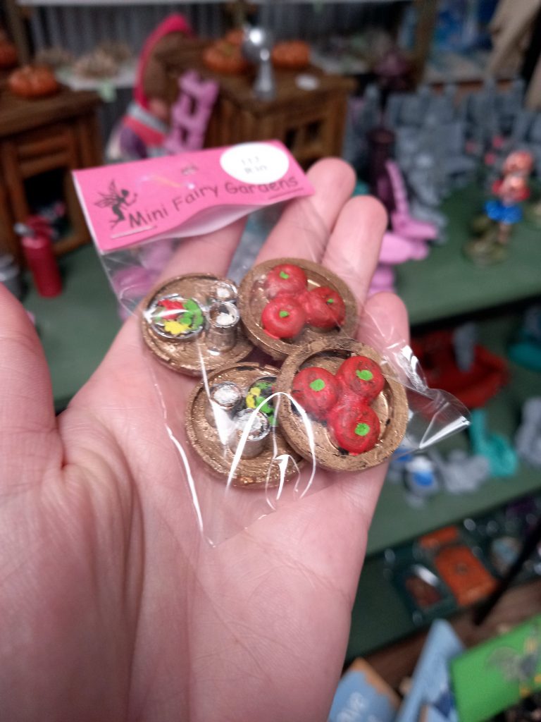MS 112 – Trays with food and trays with Apples