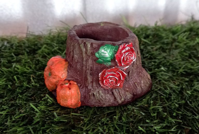 MS 135 – Tree stump with flowers and pumpkins