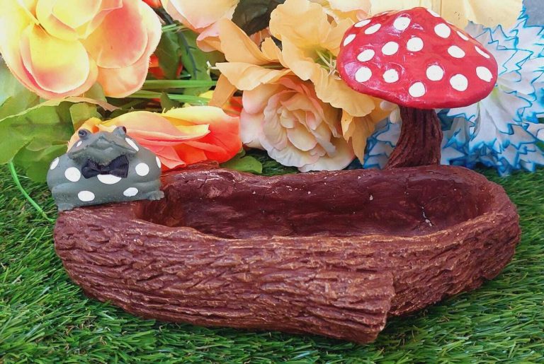 MS 176 – Planter with Frog and Mushroom