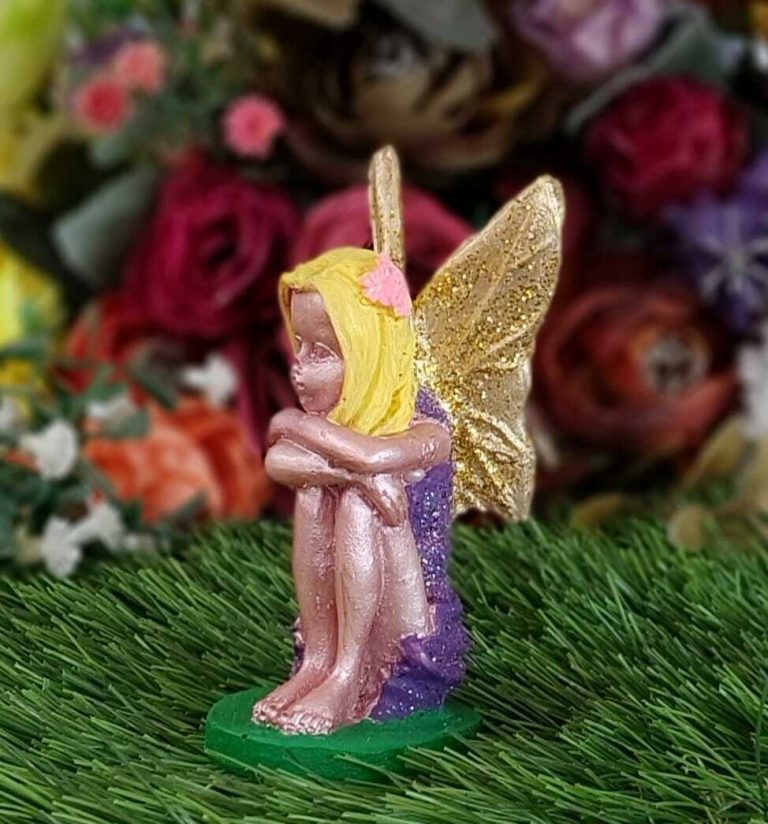 MS 185 – Fairy holding knees